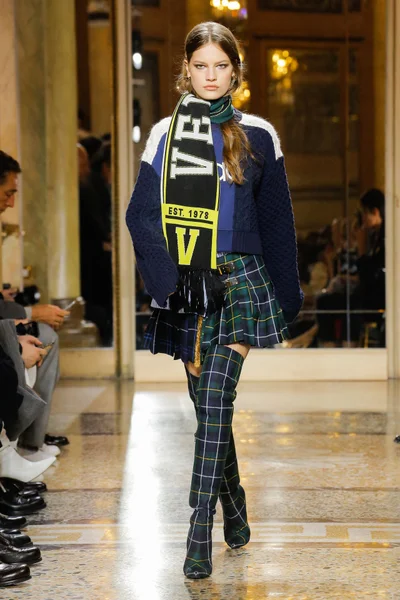 Look 16